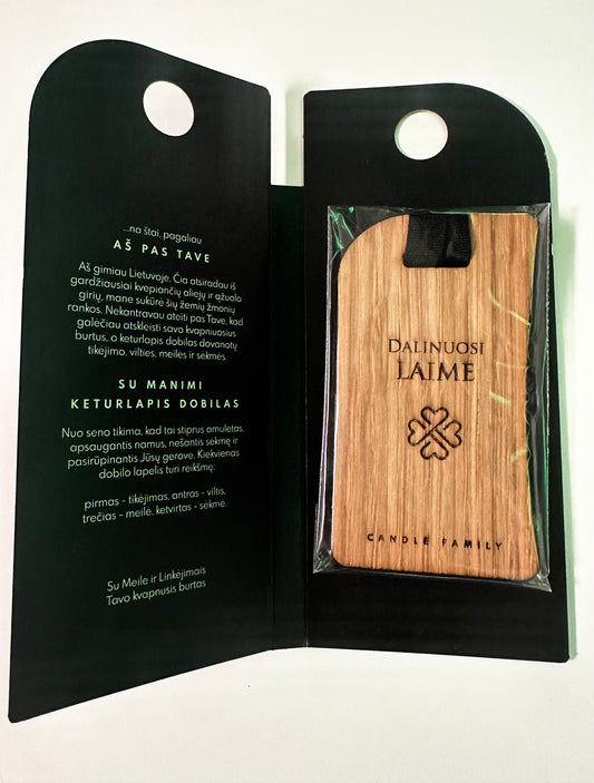 Ąžuolo lukšto pakabinama aromatinė kortelė "DALINUOSI LAIME"
